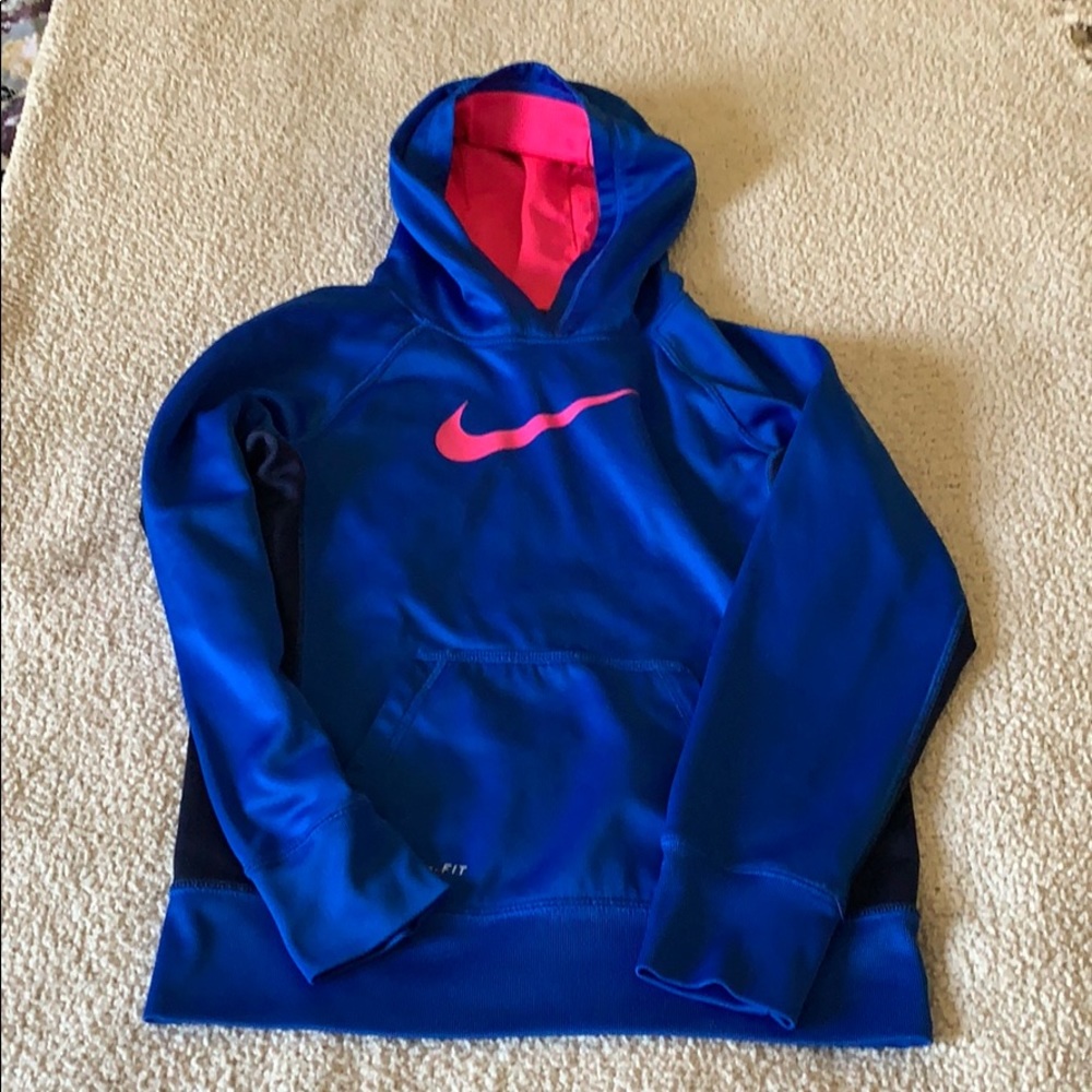 Girls nike therma fit hoodie.